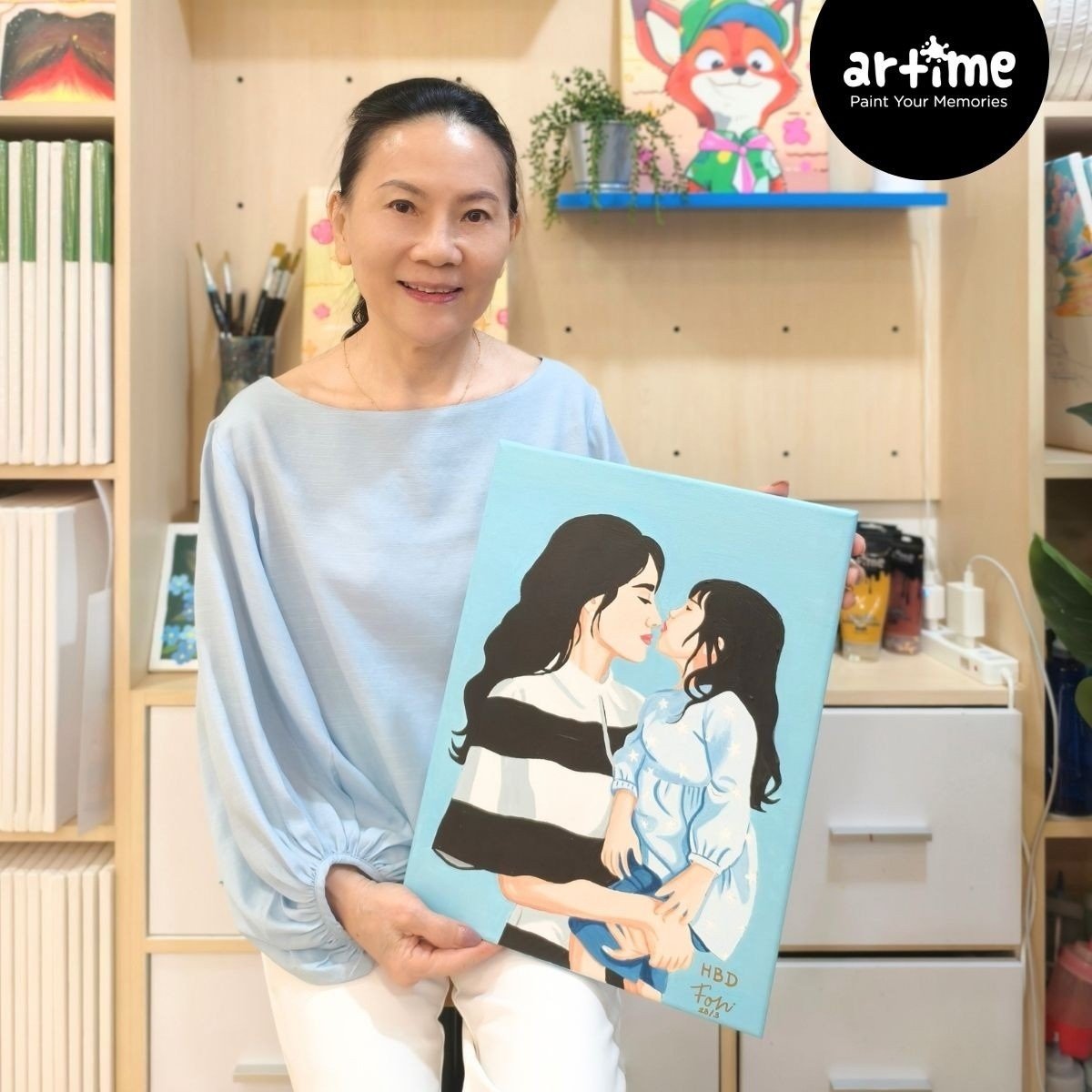 ผู้ใหญ่ถือภาพเพ้นต์ที่เสร็จแล้วที่ Artime by Global Art Central Ladprao